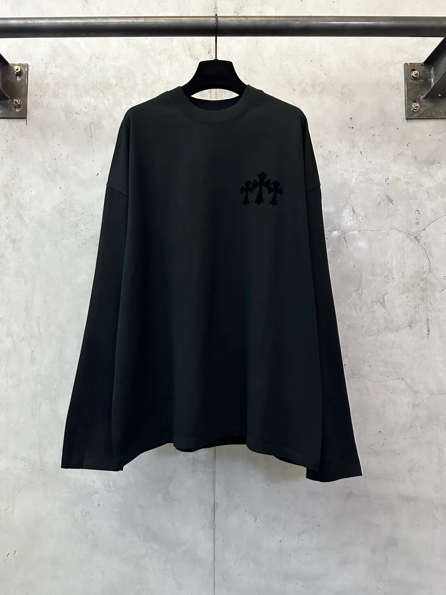 P300 Chrome Hearts 25ss flocked logo letter round neck long-sleeved T-shirt. Fabric is high-definition, super heavyweight cotton, double yarn compact Xinjiang cotton. Weight: 320 grams. Clean cloth surface. Clear cloth texture. Tight feel. Stiff. High color fastness. No deformation. No discoloration. Customized hardware. Thread. Accessories. Alignment. Same style for men and women. -Color: Black White -Size: XS S M L